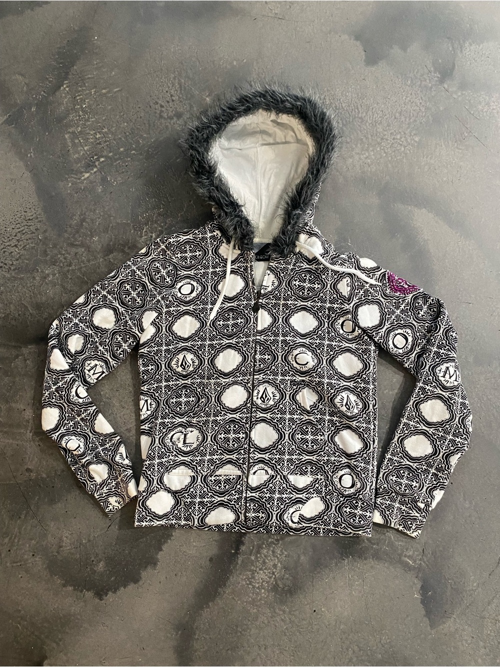 Y2K Volcom Black White  Hoodie Zip Jacket Snowboard Sz L Women’s
Juì A-1)